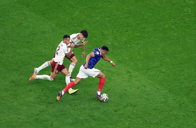 Mbappé conduce entre dos españoles