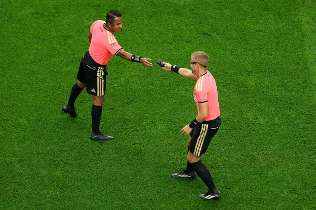 Juiz esqueceu o spray e recebeu do assistente durante a partida.