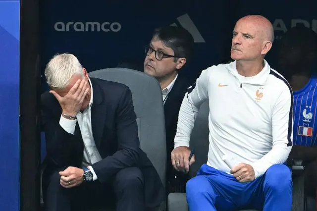 Deschamps grimaces a cikin dugout