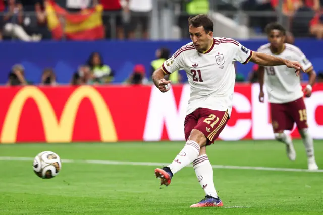 Mikel Oyarzabal marca pênalti para a Espanha
