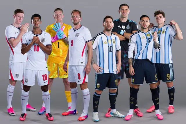Jogadores da Inglaterra e Argentina