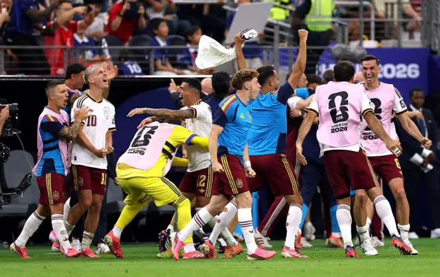 'Yan wasan Spain sun ruga filin wasa don yin biki a cikakken lokaci