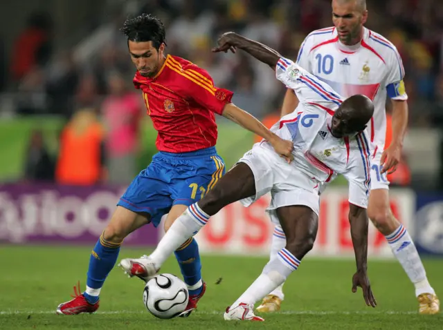 Jugadores de España y Francia disputan un balón en el Mundial de 2006