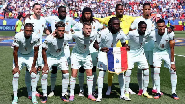 Los 11 de Francia posan previo para un partido