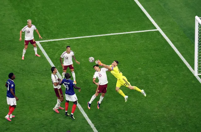 Mikel Oyarzabal (nº 21) e Unai Simón (nº 23), da Espanha, bloqueiam uma tentativa de Dayot Upamecano (nº 4), da França, durante a semifinal da Copa do Mundo da FIFA 2026 entre França e Espanha, no Dallas Stadium, em Arlington, Texas, em 14 de julho de 2026. (Foto de Stacy Revere/Getty Images)