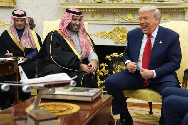 Pirezidaantii Ameerikaa Doonaald Tiraampi dhaaltuu gonfoo Sa’udii Mohaammad bin Salmaan