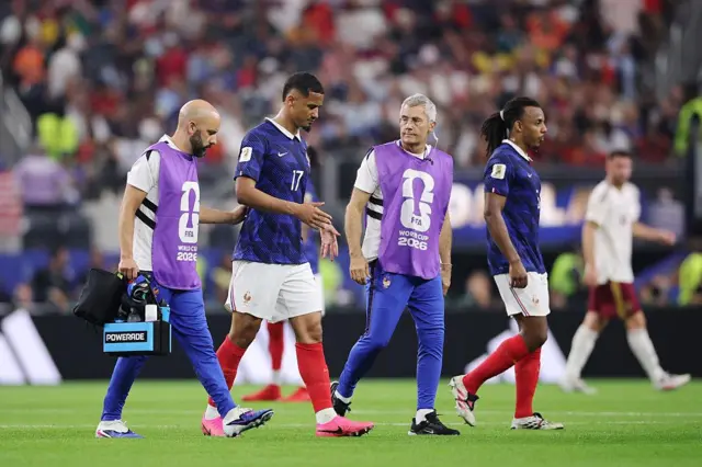 Saliba ya tafi tare da 'yan wasan Faransa physios