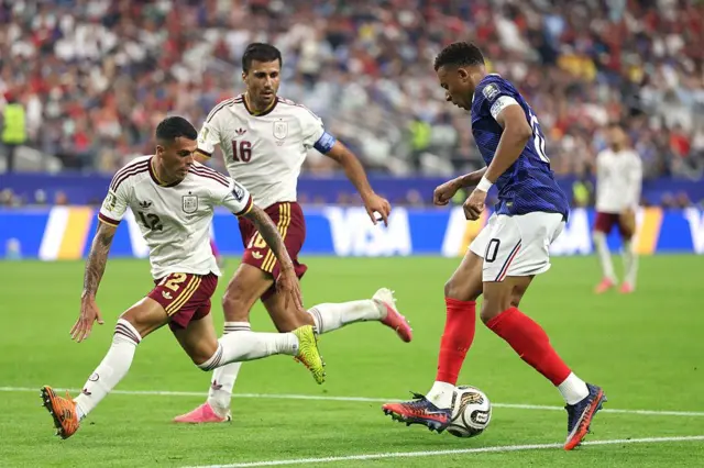 Mbappé bloqueado por dois jogadores