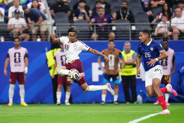 Lamine Yamal controla el balón