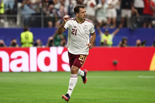 Mikel Oyarzabal celebra su gol