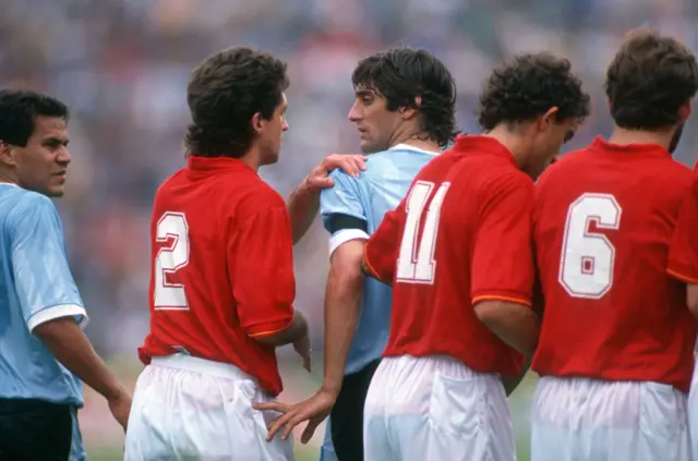 لاعبو إسبانيا في مباراة ضد أوروغواي في مونديال 1990
