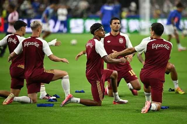 Espanha aquece em campo antes da semifinal contra França