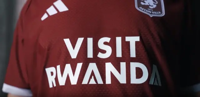 Umupira utukura uriho ikirango cya 'Visit Rwanda' cyanditse mu ibara ry'umweru