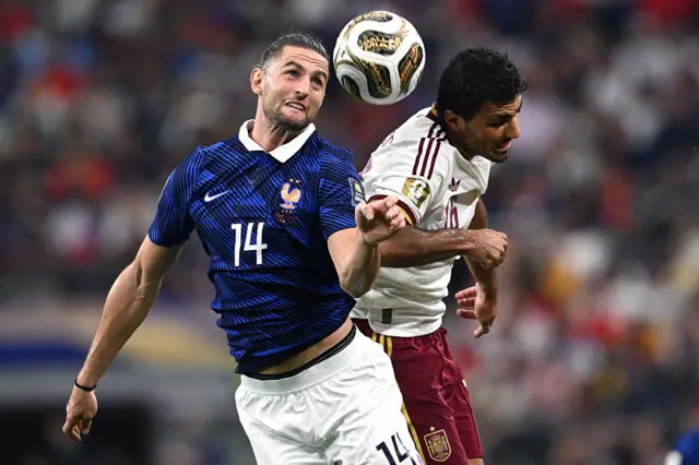 Adrien Rabiot, da França, disputa a bola com Rodri, da Espanha, durante a semifinal da Copa do Mundo da FIFA 2026 entre França e Espanha no Dallas Stadium, em 14 de julho de 2026, em Arlington, Texas