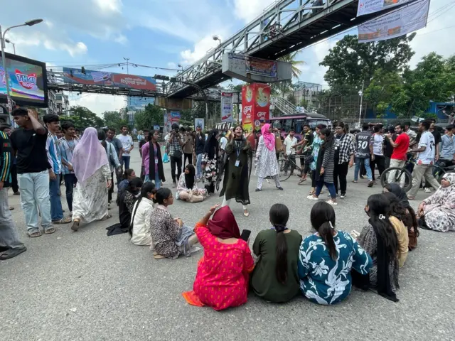সাইন্সল্যাবে গোল হয়ে বসে আছেন শিক্ষার্থীরা।