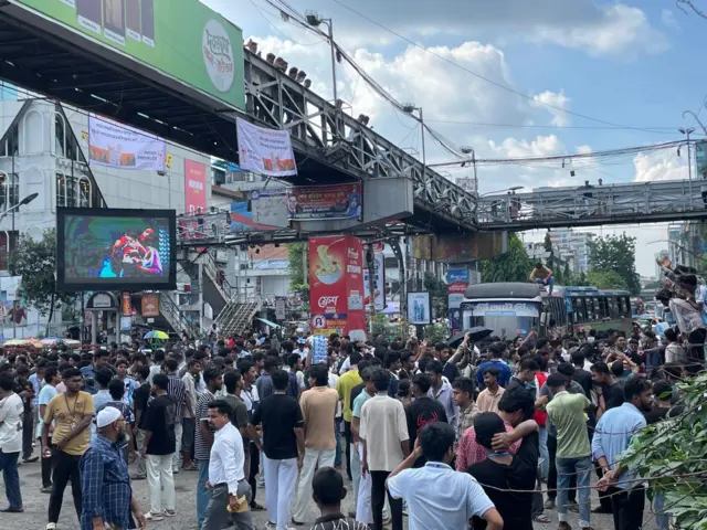 আজ সকাল থেকে সাইন্সল্যাবে দফায় দফায় অবস্থান নিয়েছে একদল শিক্ষার্থী।