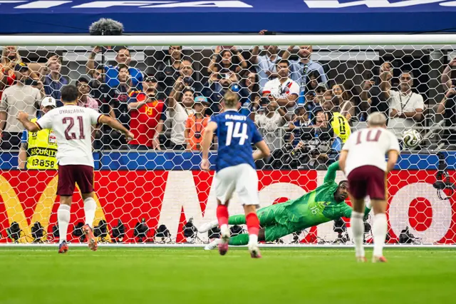 Mikel Oyarzabal (à esquerda), da Espanha, marca o primeiro gol de sua equipe em cobrança de pênalti contra Mike Maignan (à direita), da França, durante a semifinal da Copa do Mundo da FIFA 2026 entre França e Espanha, no Dallas Stadium, em 14 de julho de 2026, em Arlington, Texas. (Foto de Marvin Ibo Guengoer - GES Sportfoto/Getty Images)