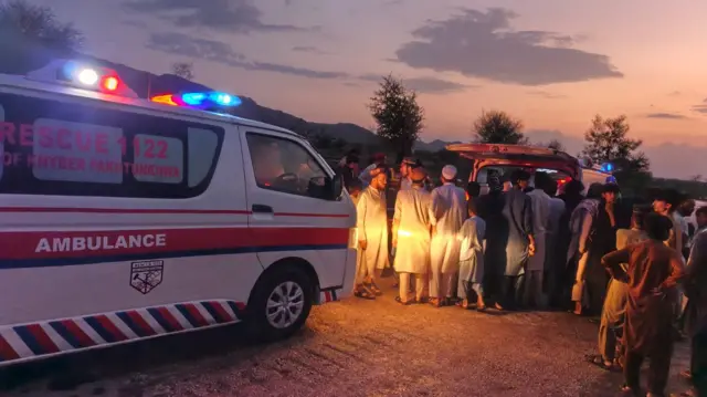 کوہاٹ، مکان گرنے سے 10 افراد ملبے تلے دب کر ہلاک