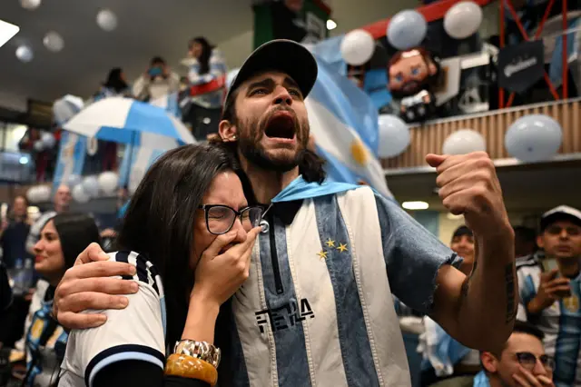Hinchas argentinos festejando