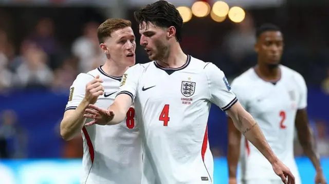 Elliot Anderson e Declan Rice em ação