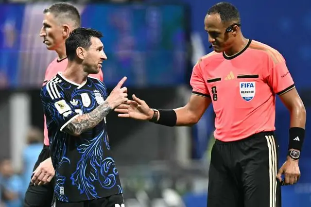 Messi discutindo com o árbitro no jogo entre Argentina e Inglaterra