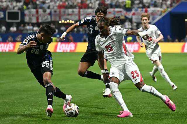 O defensor argentino nº 26 Nahuel Molina (à esquerda) e o defensor inglês nº 25 Djed Spence disputam a bola durante a partida da semifinal da Copa do Mundo de 2026 entre Inglaterra e Argentina, no Atlanta Stadium, em Atlanta, em 15 de julho de 2026. (Foto de Paul ELLIS / AFP via Getty Images)