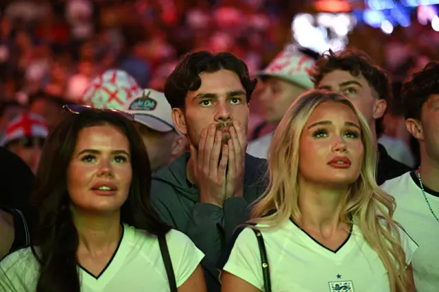 Hinchas ingleses se lamentan