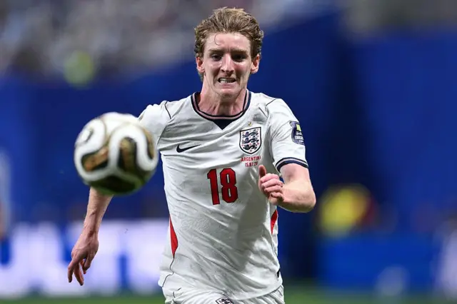 Gordon corre atrás da bola.