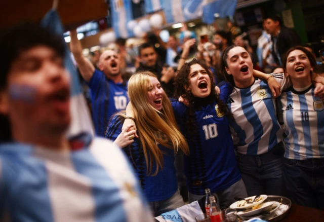 Hinchas argentinos festejando