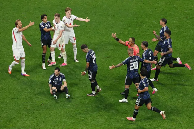 Jugadores protestan al árbitro