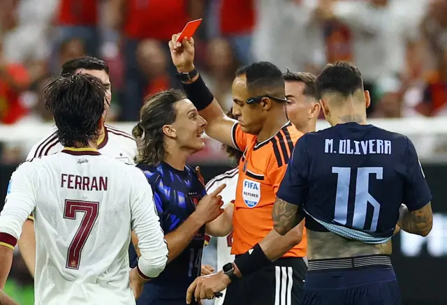 الحكم الأمريكي من أصول مغربية، إسماعيل الفتح، يشهر بطاقة حمراء خلال مباراة أوروغواي أمام إسبانيا في كأس العالم 2026
