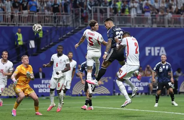Matinez cabeceando para o gol