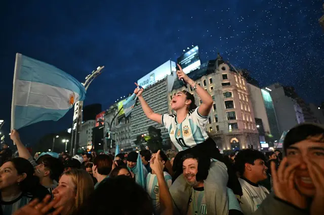 Hinchas argentinos festejando