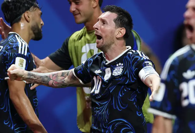 Messi celebrando