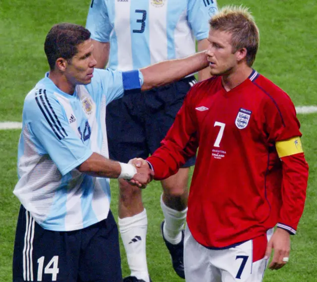قائد المنتخب الإنجليزي ديفيد بيكهام (يمين) يصافح اللاعب الأرجنتيني دييغو سيميوني خلال المباراة بين المنتخبين الإنجليزي والأرجنتيني في كأس العالم عام 2002 في كوريا الجنوبية واليابان