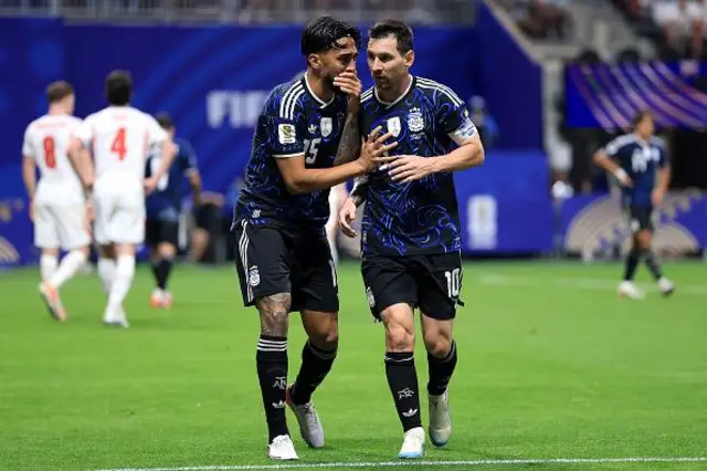 : Nico Gonzalez # 15 da Lionel Messi # 10 na Argentina sun yi magana
