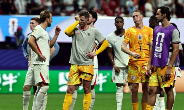 Jogadores da Inglaterra lamentam a derrota