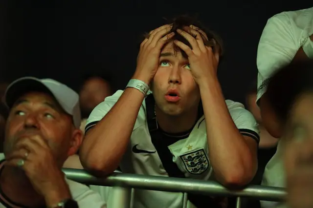 Hinchas ingleses se lamentan