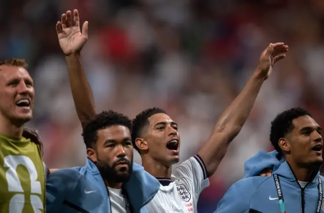 لاعبو منتخب إنجلترا بينهم جود بيلينغهام خلال تأدية أغنية "وندر وول" مع المشجعين