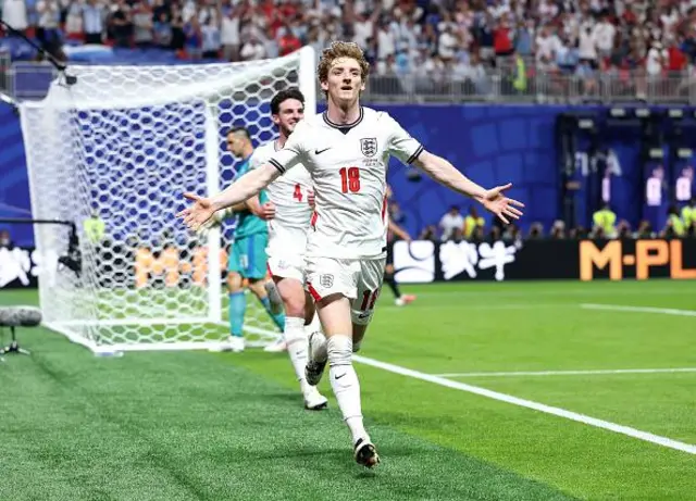 Anthony Gordon comemora o gol em jogo entre Inglaterra e Argentina