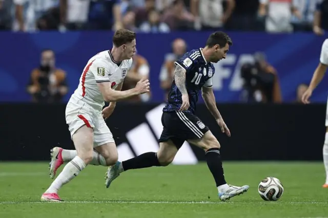 Anderson marcando Messi com a bola