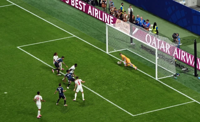 Pickford detiene un disparo