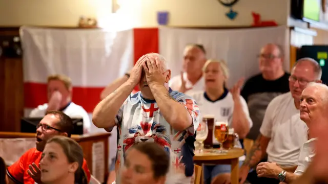 Torcedor inglês tapa os olhos enquanto assiste ao jogo entre Argentina e Inglaterra