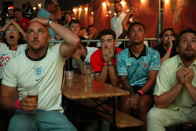 Hinchas ingleses se lamentan