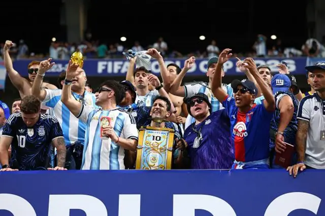 Fãs argentinos na seminfinal da Copa do Mundo 2026.