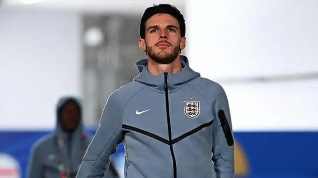 Declan Rice, número 4 inglês, chega ao estádio.