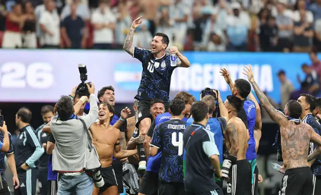 Messi es cargado en hombros