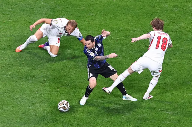 ATLANTA, GEÓRGIA – 15 DE JULHO: Lionel Messi, da Argentina, em ação com Harry Kane e Anthony Gordon, da Inglaterra, durante a partida da semifinal da Copa do Mundo da FIFA 2026 entre Inglaterra e Argentina no Atlanta Stadium, em 15 de julho de 2026, em Atlanta, Estados Unidos. (Foto de Robbie Jay Barratt – AMA/Getty Images)