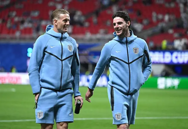 Jordan Pickford e Declan Rice da Inglaterra inspecionam o campo.