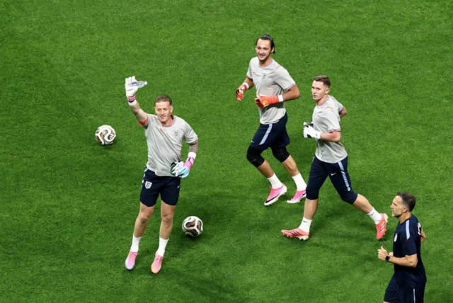 Jugadores ingleses saliendo al calentamiento